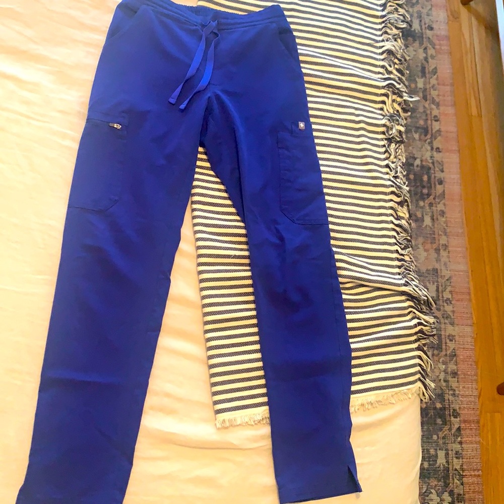 Figs Yola skinny scrub pants.